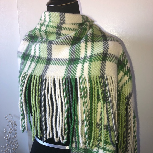 Banana Republic Accessories - NWOT Banana Republic Classic Plaid Scarf/Wrap